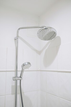 Kostenlose Toilettenartikel, Handtücher, Seife, Shampoo