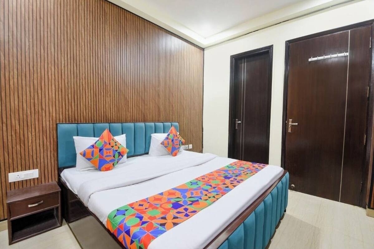 Deluxe Double Room, Balcony, City View | Egyptian cotton sheets, premium bedding, desk, iron/ironing board