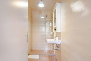 Hiustenkuivaaja, pyyhkeet, saippua, vessapaperi