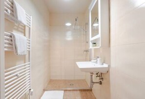 Hair dryer, towels, soap, toilet paper - Altwienerhof boutique studio, art nouveau, art & real host in a top location &🚴🏻 (Wien)