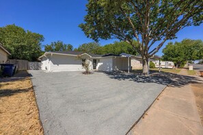 Exterior - Austin Escape: Stylish 3BR/4 Beds + Private Pool (Austin)