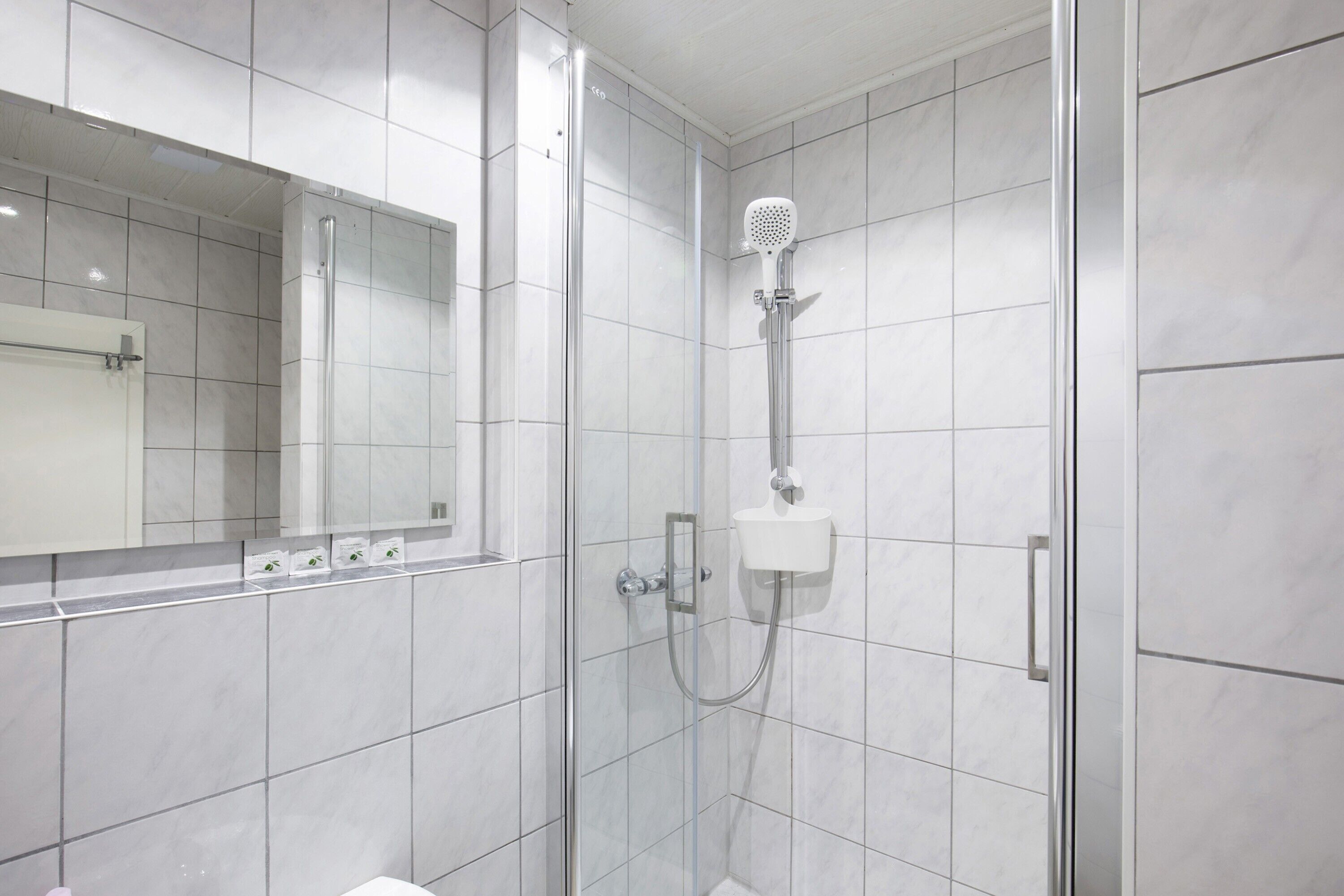 Douche, sèche-cheveux, serviettes fournies