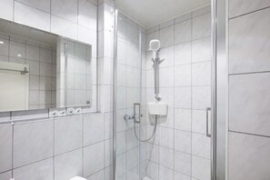 Shower, hair dryer, towels - Room 'Large Double Room 4' with Lake View, Shared Terrace and Wi-Fi (Briedern)