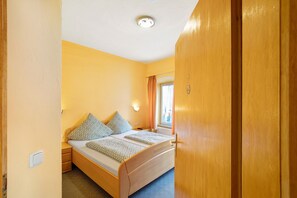 1 bedroom, WiFi, bed sheets - Room 'Small Double Room 3' with Lake View, Shared Terrace and Wi-Fi (Briedern)