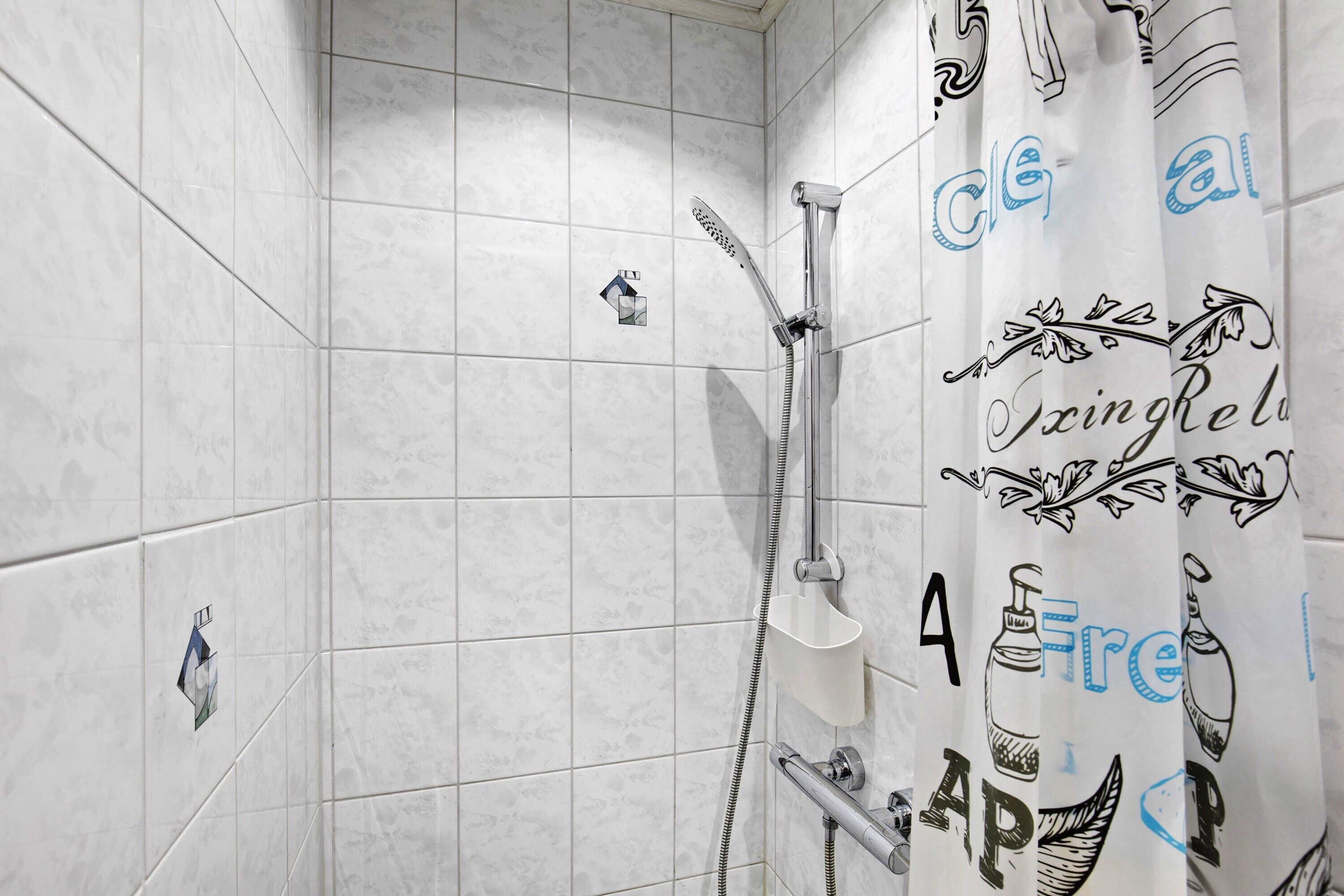 Douche, sèche-cheveux, serviettes fournies