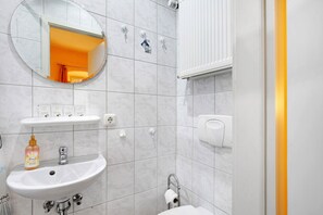 Shower, hair dryer, towels - Room 'Small Double Room 3' with Lake View, Shared Terrace and Wi-Fi (Briedern)