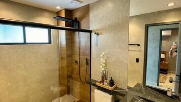 Apartment | Bathroom | Towels, toilet paper