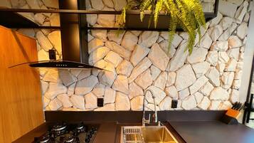 Apartamento luxo | Cozinha privada | Talheres/pratos/utensĂlios de cozinha