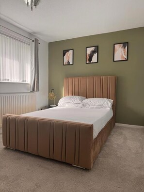 3 chambres, fer et planche à repasser, Wi-Fi, draps fournis