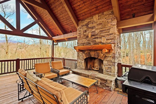 5BR, 4000 sq ft Luxury Cabin w/ Covered Fireplace, Private Community access!