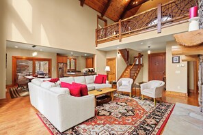 Smart TV, fireplace, video games, books - 5BR, 4000 sq ft Luxury Cabin w/ Covered Fireplace! (Blowing Rock)