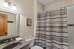 Regadera, toallas, jabón, shampoo