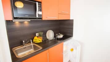 Geladeira, micro-ondas, cooktop, talheres/pratos/utensílios de cozinha