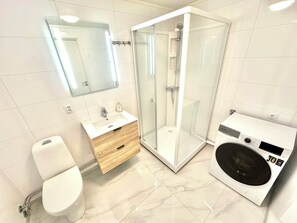 Dusche, Haartrockner, Handtücher, Seife
