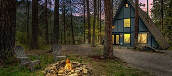 Away from it all A-frame!  Sleeps 6•Pet friendly