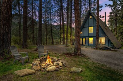 Away from it all A-frame!  Sleeps 6•Pet friendly