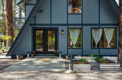 Away from it all A-frame!  Sleeps 6•Pet friendly