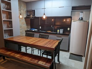 Comfort Chalet | Private kitchen | Cookware/dishes/utensils