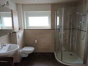 Douche, sèche-cheveux, serviettes fournies