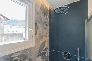 Dusche, Haartrockner, Bidet, Handtücher
