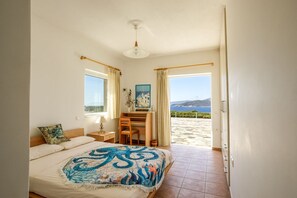 4 bedrooms, iron/ironing board, internet, bed sheets