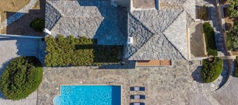 The Alexander Villa - Four Bedroom Villa, Sleeps 9