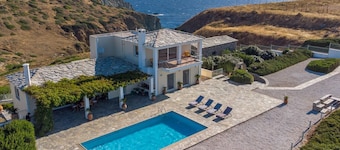 The Alexander Villa - Four Bedroom Villa, Sleeps 9