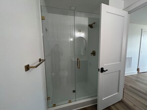 Shower, towels, soap, toilet paper - Meridian House - A Blue Ridge Mountain Escape for Memories (Buena Vista)