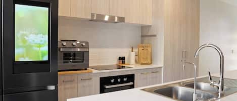 Een koelkast, een magnetron, een oven, een kookplaat