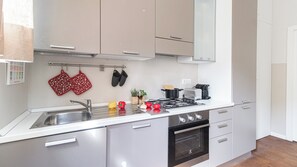 Een koelkast, een oven, een kookplaat, een vaatwasser