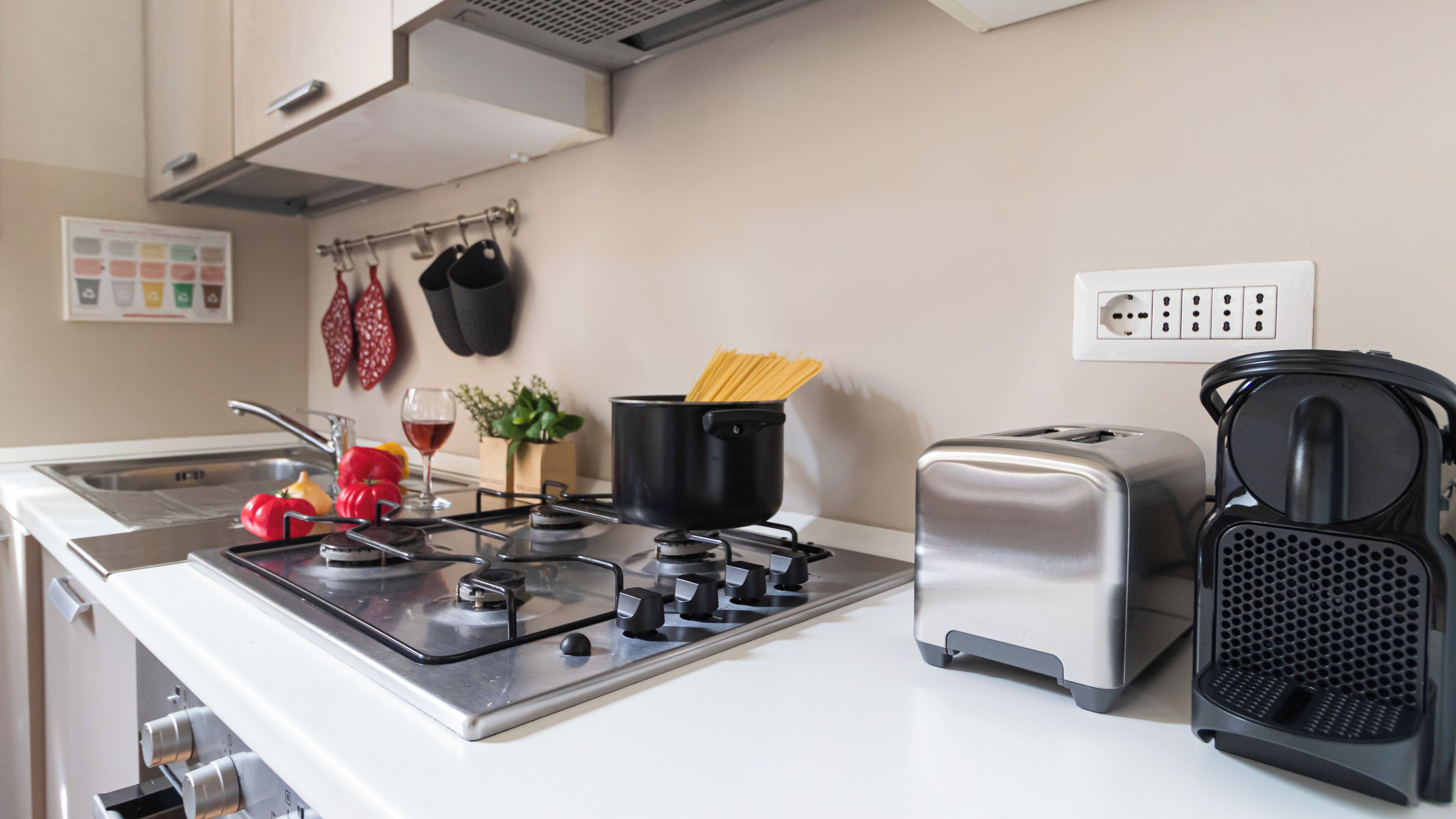 Een koelkast, een oven, een kookplaat, een vaatwasser