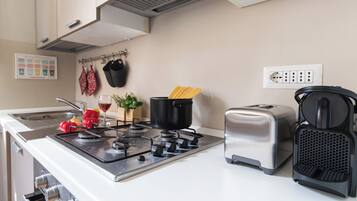 Een koelkast, een oven, een kookplaat, een vaatwasser