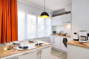 Frigorífico, microondas, placa de cocina y cafetera o tetera