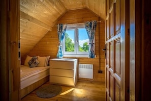 Travel cot, free WiFi, bed sheets