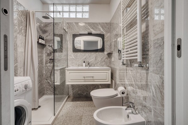 Dusche, Haartrockner, Bidet, Handtücher
