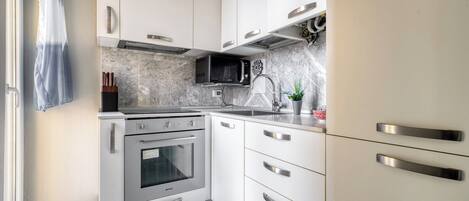 Een koelkast, een microgolfoven, een oven, een kookplaat