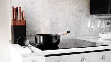 Kühlschrank, Mikrowelle, Ofen, Herdplatte