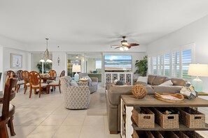 コンドミニアム ベッド (複数台) (Oceanwalk 11-605) | リビング エリア