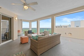 コンドミニアム ベッド (複数台) (Oceanwalk 11-605) | テラス / パティオ