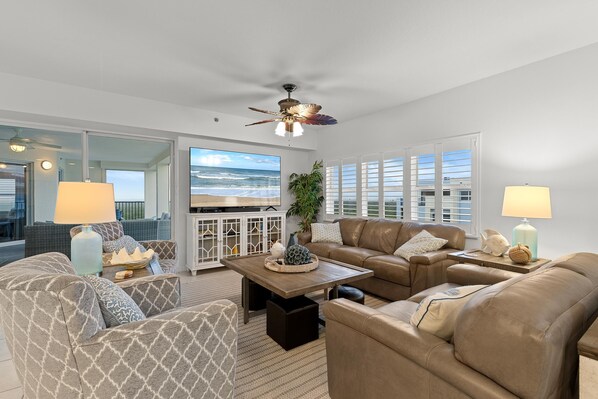 コンドミニアム ベッド (複数台) (Oceanwalk 11-605) | リビング エリア