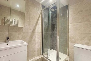 Douche, articles de toilette gratuits, serviettes fournies