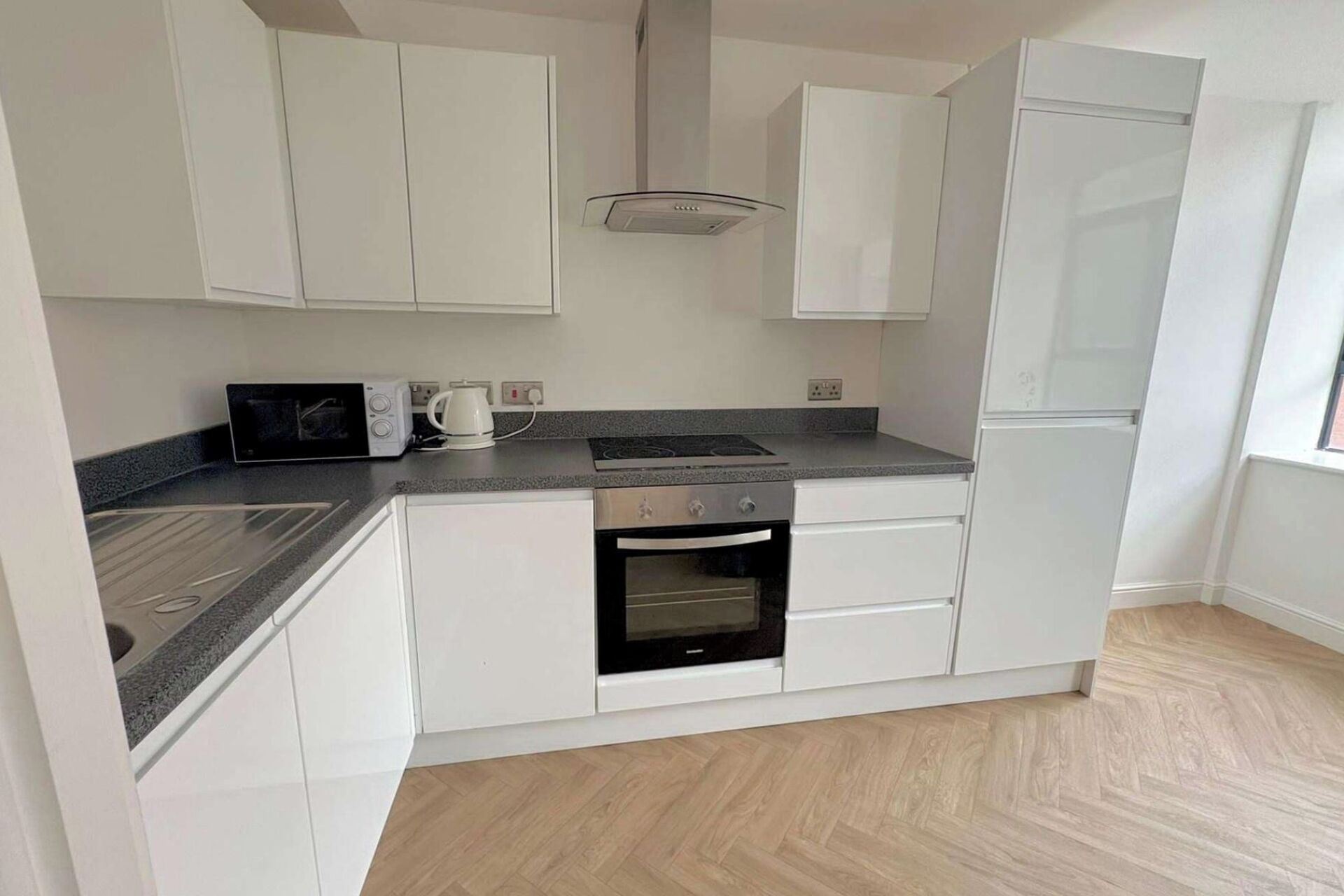 Kjøleskap, mikrobølgeovn, ovn og kokeplater