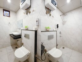 Artículos de tocador gratuitos, secador de pelo, toallas, jabón