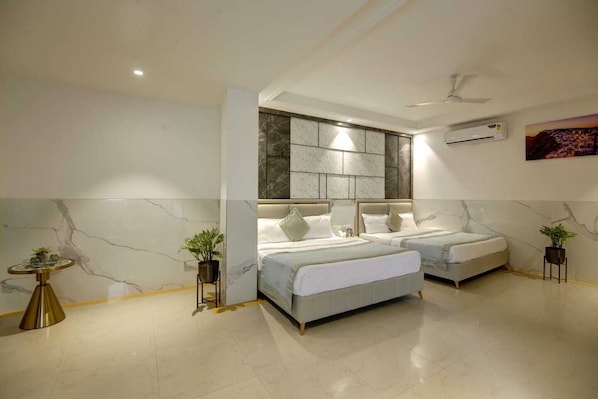 Hochwertige Bettwaren, Betten mit Memory-Foam-Matratzen, Schreibtisch