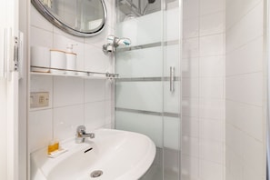 Dusche, Haartrockner, Handtücher, Toilettenpapier
