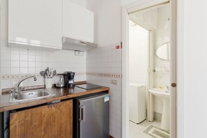 Refrigerador, parrilla de estufa y tetera eléctrica 