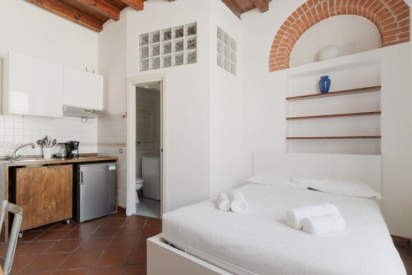 1 habitación y tabla de planchar con plancha 