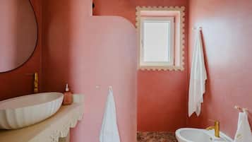 Doccia, asciugacapelli, bidet, asciugamani