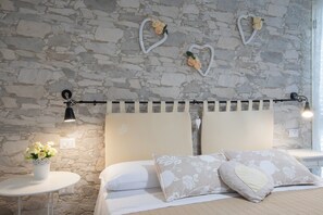 WiFi, bed sheets