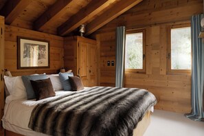 4 bedrooms, iron/ironing board, bed sheets
